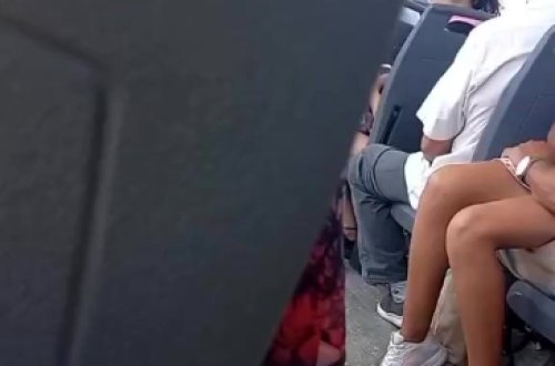 Avtobusda qəribə anlar - Gənc qız qoca kişinin qucağında... - VİDEO