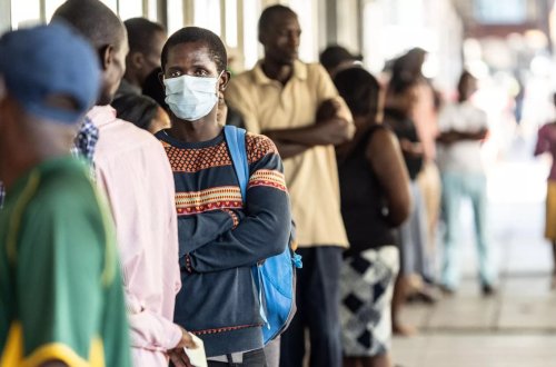 Zimbabvedə dövlət işçilərinin maaşı 100 faiz artırılıb