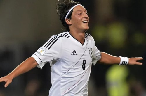 Məsut Özil 34 yaşında futbolla vidalaşıb
