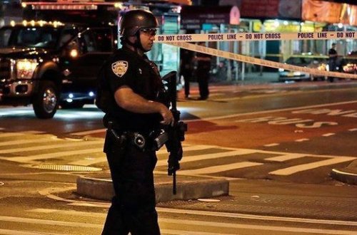 ABŞ-da orta məktəbə silahlı hücum edilib: 2 məktəb işçisi YARALANIB