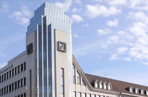 “Deutsche Bank” səhmlərinin qiyməti enməkdə davam edir