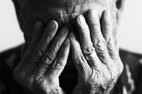 83 yaşlı kor şəxsin gözləri açıldı - Dünyada ilk