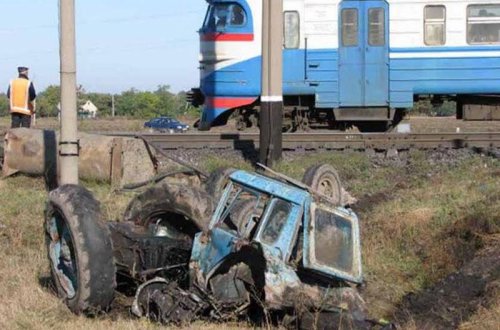 Şabranda qatar traktorla toqquşdu, ölən var