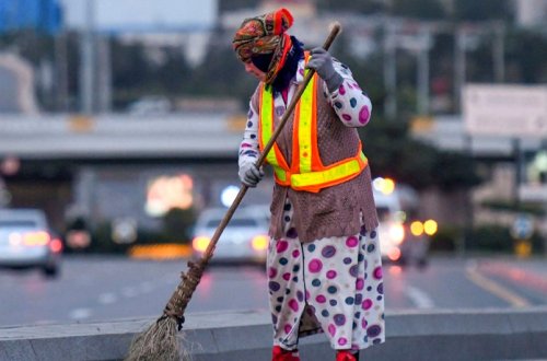 Yevlaxda süpürgəçi qadınları avtomobil vurub, ölən var