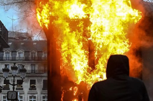 Fransa hökuməti etirazlara baxmayaraq pensiya islahatlarını geri çəkməyəcək