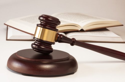 Bakıda 1 yaşlı körpəsini qətlə yetirməkdə təqsirləndirilən qadının məhkəməsi başlayıb