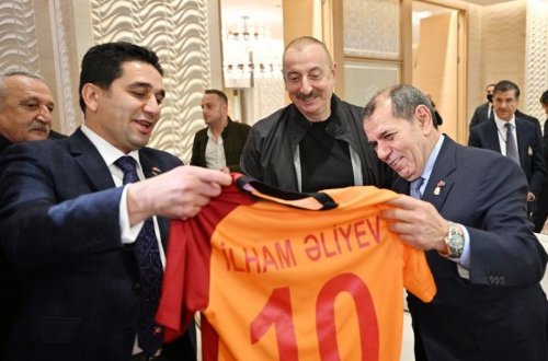 Dursun Özbek İlham Əliyevə “Qalatasaray”ın imzalı formasını təqdim edib