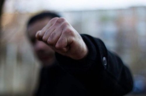 Biləsuvarda su üstündə ata və oğlu döyüldü