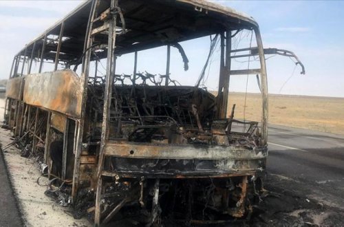 Səudiyyə Ərəbistanında Ümrə zəvvarlarını daşıyan avtobus qəzaya uğrayıb: 20 ÖLÜ, 29 YARALI