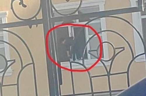 Məktəbdə azyaşlı şagirdə pəncərə sildiriblər? - VİDEO