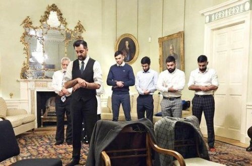 Şotlandiyanın Baş naziri iqamətgahında ilk günündə namaz qılıb