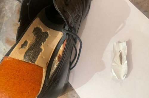 Həbsdə olan qohumuna ayaqqabının içərisində narkotik keçirmək istəyən şəxs saxlanılıb