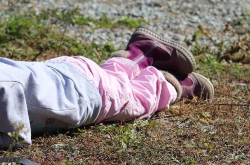 Evdə oynayarkən yıxılan 6 yaşlı uşaq öldü