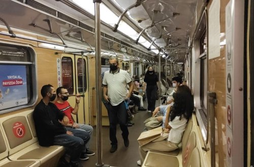 Bakı metrosunda təhlükəli anlar: Sərnişindən ağlasığmaz hərəkət (VİDEO)