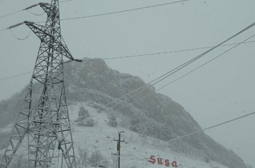 Şuşaya qar yağır, yollar təmizlənir