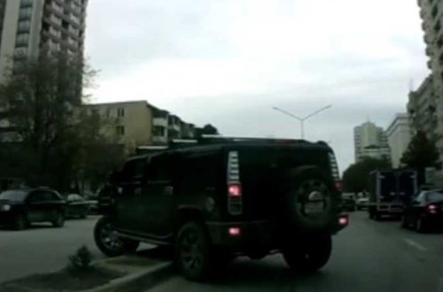 Bakıda sürücüdən əks istiqamətə keçmək üçün “unikal” çıxış yolu (VİDEO)