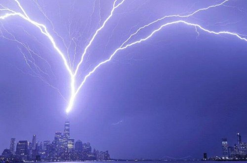 Dünya Ticarət Mərkəzinə ildırım düşdü - anbaan VİDEO