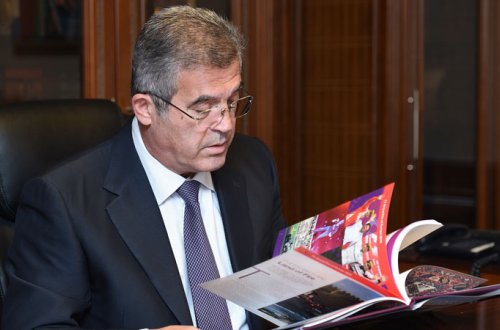 İcra başçısı jurnalistin sualını eşidib telefonu söndürdü  (VİDEO)