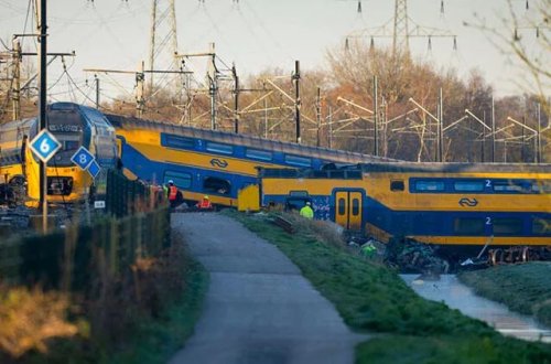 Hollandiyada sərnişin qatarı relsdən çıxıb: 1 ÖLÜ, 30 YARALI