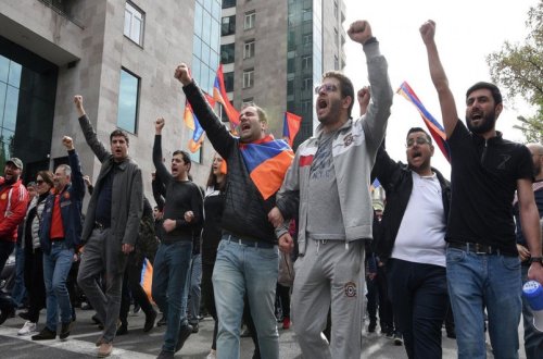 Ermənistan parlamentinin qarşısında mitinq keçirilir, Paşinyanın istefası tələb olunur