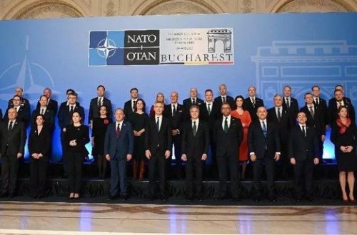 NATO Xarici İşlər Nazirləri ailə fotosu çəkdirib