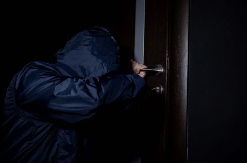 Abşeronda evdən 12 min manatlıq qızıl və 2 min manat oğurlanıb