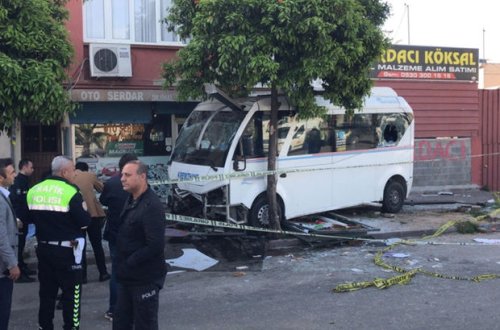 Türkiyədə sürücü mikroavtobusu piyadaların üzərinə sürdü: Ölən və yaralılar var - FOTO