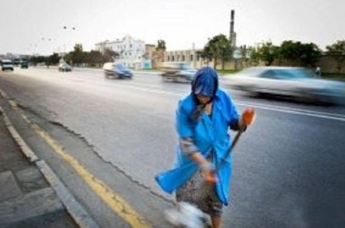 Mikroavtobusun vurduğu ikinci süpürgəçi də öldü