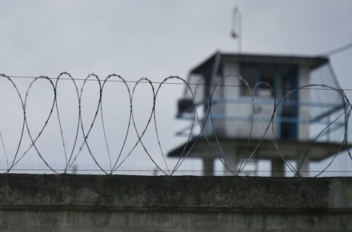 Ana həbsdəki oğluna metamfetamin keçirmək istəyərkən tutuldu