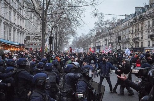 No comment: Французская «демократия» разбилась об асфальт (видео)
