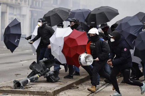 Fransada pensiya islahatına qarşı çıxan aksiyalarda 111 nəfər həbs edildi