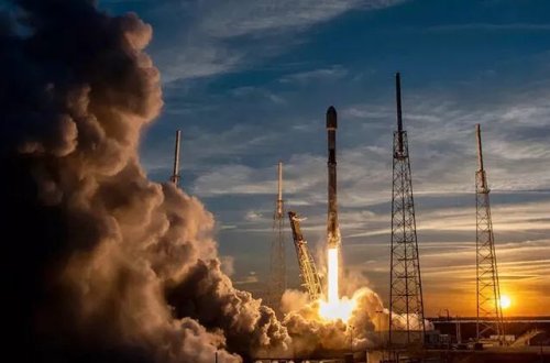 SpaceX orbitə rabitə peyki göndərib