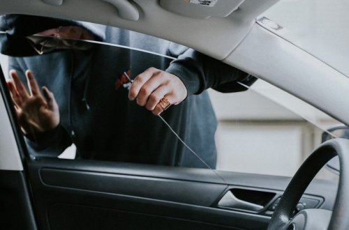 Bakıda əcnəbi vətəndaşın avtomobilindən pul oğurlanıb