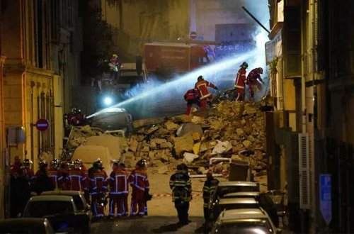 Fransada binalar bir-birinin ardınca uçub