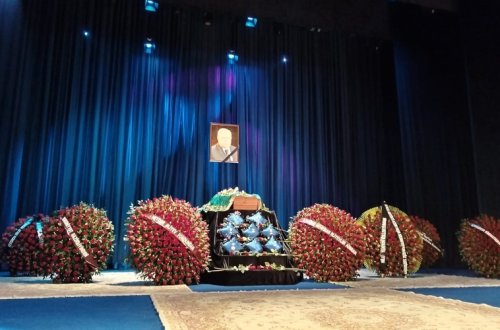 İlham Əliyev və Mehriban Əliyeva Azərpaşa Nemətovla vida mərasiminə əklil göndəriblər