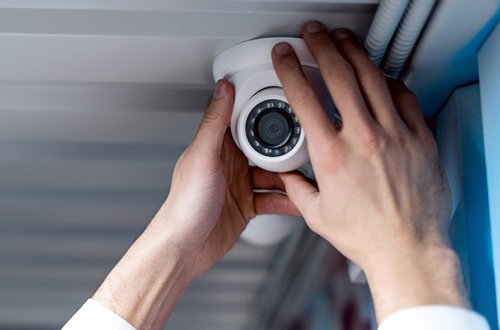 Qardaşı ilə birləşib sevgilisini şantaj etdi