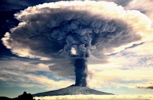 Kamçatkada püskürən vulkanın külləri 20 km yüksəkliyə qalxıb və 500 km məsafəyə yayılıb