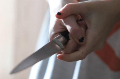 18 yaşlı gənc qadın özünə bıçaqla xəsarət yetirib