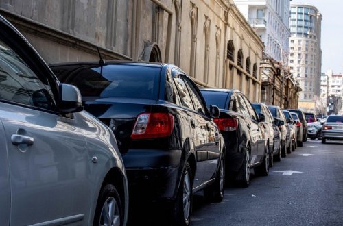 Дорожная полиция обратилась к паркующим автомобили на проезжей части дороги водителям