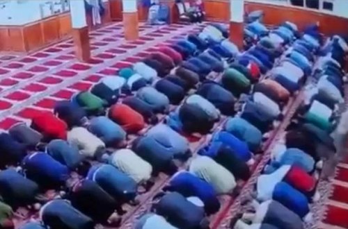 Camaatın üstündən tullandı və bıçağı imamın kürəyinə sancdı - FOTO