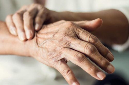 Bu simptomlara diqqət: Parkinson xəstəliyinə yoluxa bilərsiniz