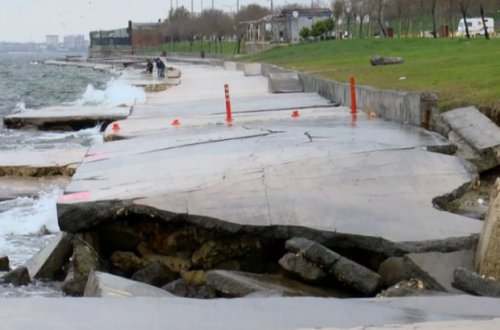 İstanbulda qırılma xəttinə yaxın sahil yolunda sürüşmə əmələ gəlib - FOTO