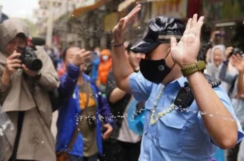 Honq-Konqda polisə su çiləyən 2 nəfər saxlanılıb