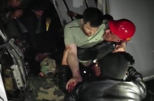 Qəzaya düşən şəxs belə xilas edildi - Video