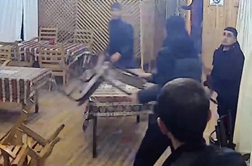 “Mən buranın lotusuyam” dedi, kafedə kütləvi dava düşdü - VİDEO