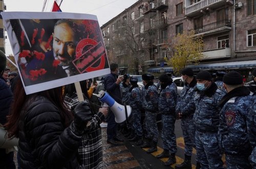 İrəvanda sakinlər hökumət binasının önünə toplaşıb, Paşinyanla görüş tələb edirlər