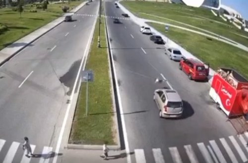 Bakıda dəhşətli qəza: Yolu keçən uşağı maşın vurdu - ANBAAN VİDEO