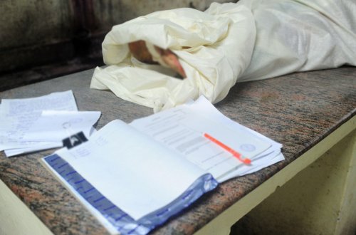 25 yaşlı müğənni evində ölü tapıldı - FOTO