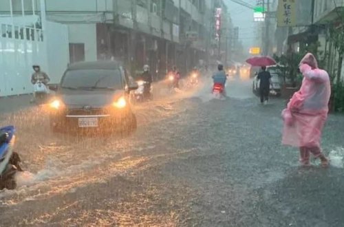 Tayvanda daşqın səbəbindən küçə və küçələr su altında qalıb