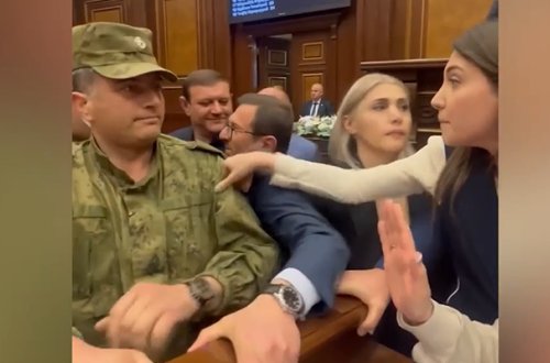 Ermənistan parlamentində dava - Video